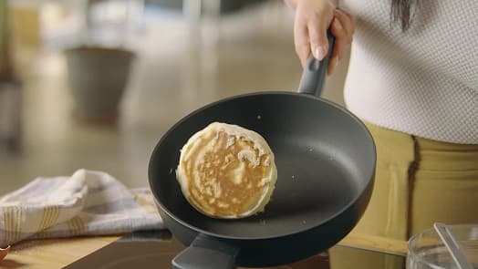 Ponev s premazom proti prijemanju s pokrovko, 24 cm, iCook video