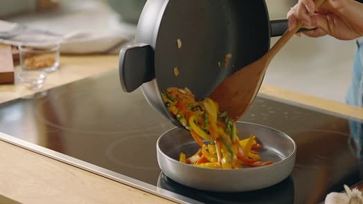 Ponev s premazom proti prijemanju s pokrovko, 24 cm, iCook video
